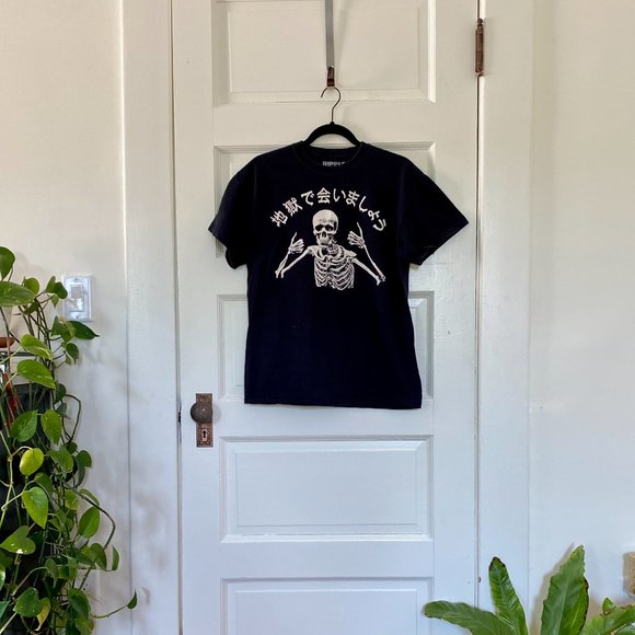 URBAN OUTFITTERS || THUMBS UP SKULL TEE - Picture 4 of 4